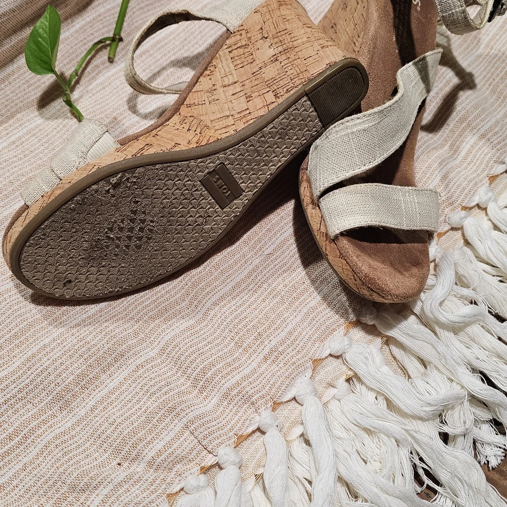 TOMS Women's Tan Sandals
